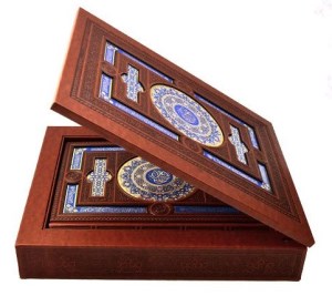 کتاب قرآن کریم نشر هلیا (وزیری،چرم پلاک دار،جعبه لپ تاپی)